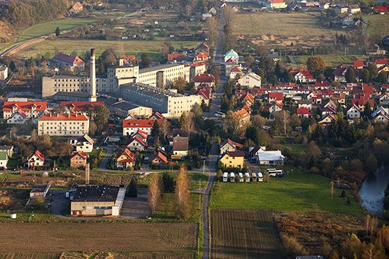 Krosnowice, panorama na miejscowosc od strony NW. EU, Pl, Dolnoslaskie. Lotnicze.